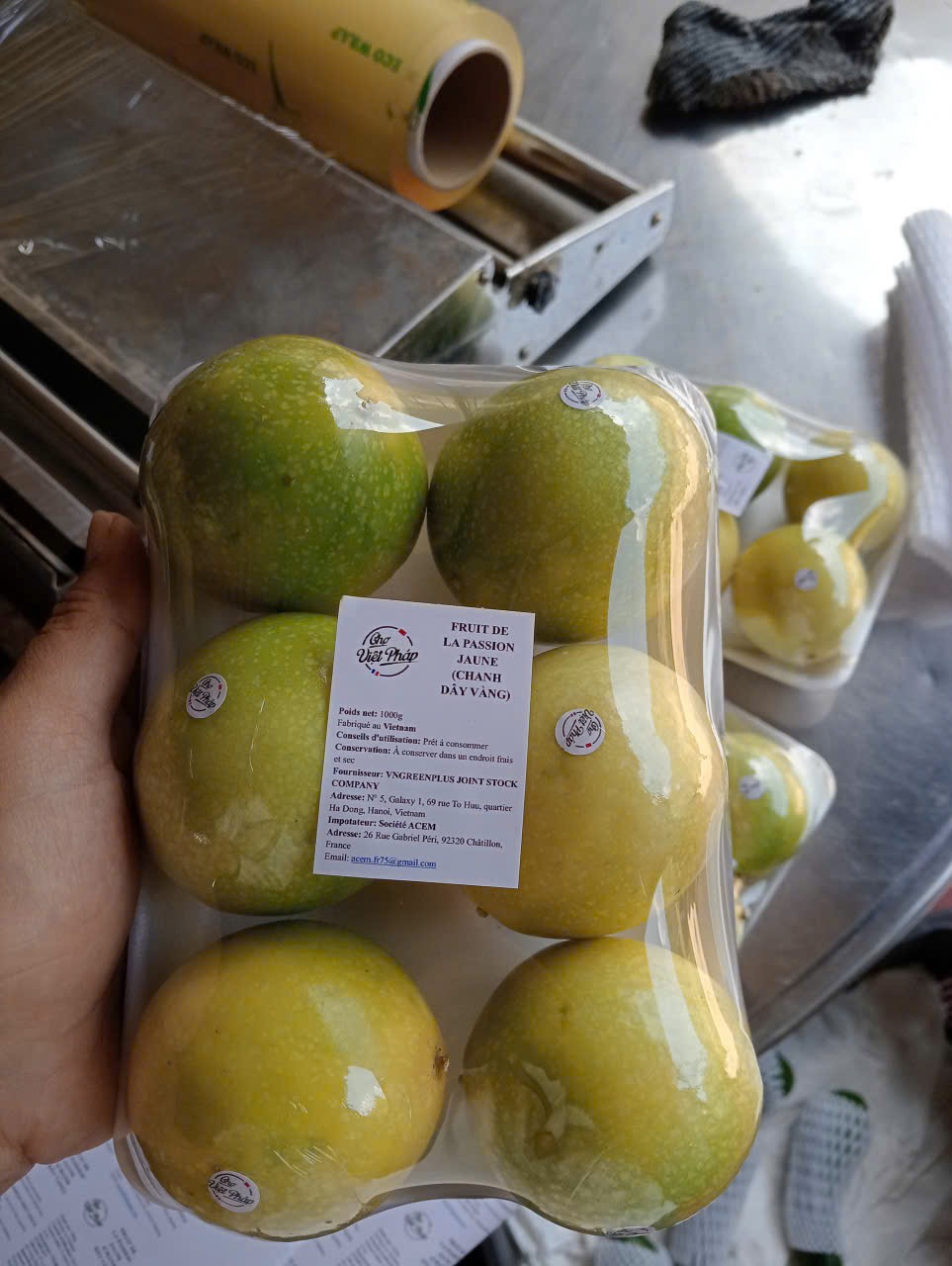 Khay chanh dây vàng đã dán nhãn và bọc màng